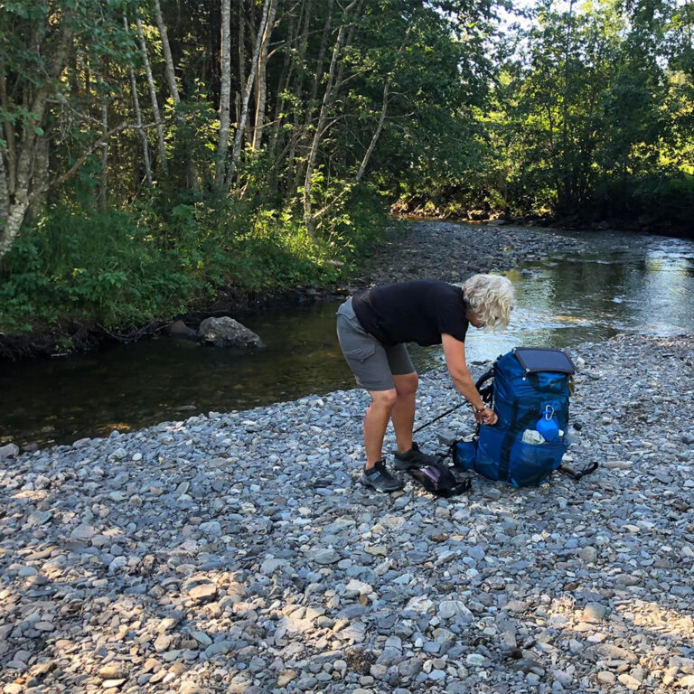 Erica pakker rygsæk ved floden