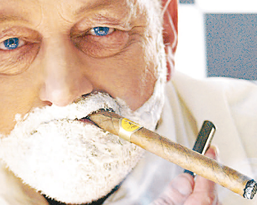 Græker Kaj får en tæt barbering. Tumlingen fra Pedersker optræder i magasinet Bornholm.